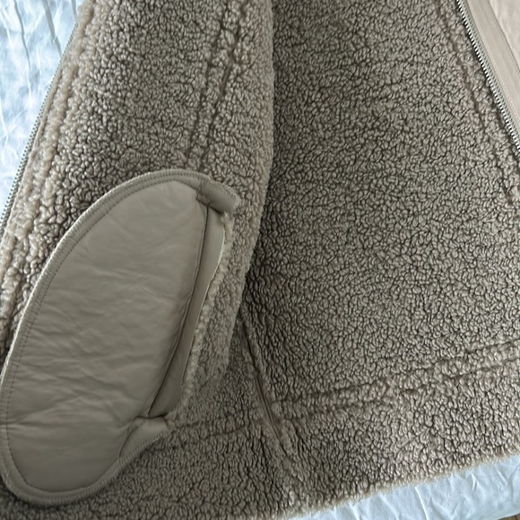 APPARIS Jay faux shearling vest in taupe S - Picture 7 of 8